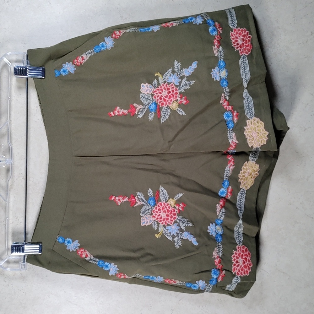 H167 Entro olive green shorts w/floral embroidery S NWT